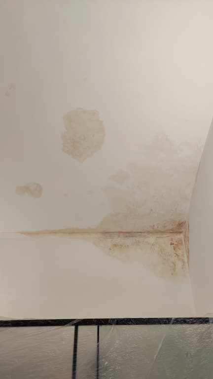 parete danneggiata a causa di una infiltrazione d'acqua
